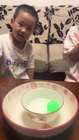 表面张力 在普通碗中,由于碗壁的浸润效应和表面张力,乒乓球常被拉向边缘;但当水面因表面张力明显凸起(刚加满未溢出)时,浮力与张力合力使其稳定在中心。#科学小实验 #水的表面张力 #漂浮的乒乓球