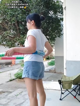 多花时间塑造自己,少花时间研究别人,提升自己比迎合别人更有意义,从喜欢的事物里得到力量和快乐,看不清未来就坚持更久一点,运动真正的天赋一定是坚持✊#居家锻炼 #呼啦圈转起来 #好身材练起来