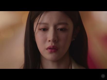 再坚硬的心看了这段也会融化吧 #cagiya #已哭晕#看过的人会懂 #melo的魔力 #爱情怎么翻译
一直觉得小韩的melo有一种神奇的魔力,我说不上来是什么,这些天又把爱翻拿出来重刷,细细地刷,刷到这一段我终于懂了,在我眼泪和车茂熙一起留下的瞬间,在我心和她一起颤动的那一刻,我明白了。melo的精髓在于情绪的极致化表达,人物内心情感的极细化处理,它不仅仅给你展现人物此刻的状态和心情,它一点点剖析,将画面一点点展现在你面前让你自己去感受,感受为什么是这样的心情,你彻底陷进去,和人物共振,喜她所喜,悲她所悲。