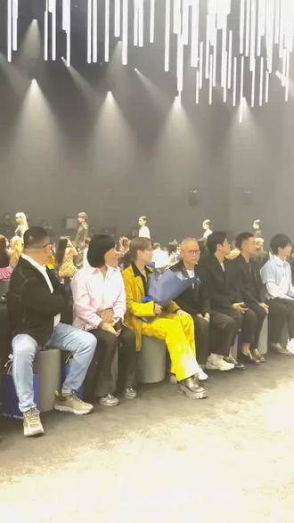 刘雨昕、好利来二公子罗成、方圆、王新迪同框看秀5月19日刘雨昕、好利来二公子罗成、方圆,王新迪同框出席上海Urban Revivo 时尚大秀。#刘雨昕#罗成 #方圆