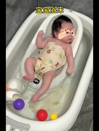天气越来越热,宝宝每天都要洗个清爽的澡~🛁 给宝宝安排这个超实用的浴架吧!直接放在水里就能用,让宝宝安心躺在上面,洗得舒服又安全。 你再也不用辛苦地一直抱着宝宝,解放双手,洗澡变得更轻松! ✨ 可折叠设计,收纳方便,不占空间; ✨ 底部带有防滑垫,稳稳托住,洗得安心; ✨ 宝宝躺得舒适,妈妈洗得省力~ 让每天的洗澡时间变成享受,赶紧给宝宝安排上吧!💖#母婴好物 #宝宝洗澡 #带娃神器 #爱洗澡的宝宝 #母婴好物推荐