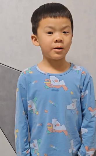 杜甫#谁教的娃这么优秀😀 这娃穿睡衣站墙边,表情管理堪比老干部,一脸“我刚睡醒但你得尊重我”的严肃感。谁教的娃这么优秀?我怀疑他背地里偷偷看了《人间清醒》。#谁教的娃这么优秀#记录我家臭小子的童年#萌娃日常