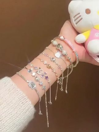 🎀甜甜的Hello Kitty叠叠叠戴尊的好难不爱! Hello kitty控不能错过了,这几条又甜又嗲的小手链尊的好戳我 每一款都好闪,无论是单独戴还是叠戴都蛮有氛围,一天一条一周不重样✌️ #三丽鸥#手链分享 #饰品控 #hellokitty #时尚饰品