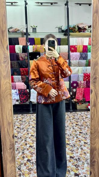 今日份依旧“老被面”改造,今天是老被面上的凤凰,要飞上新枝头🐦🔥
#开封锦绣坊 #新中式穿搭 #裁缝 #服装定制 #婆媳日常