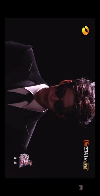 谁懂踩着进行曲走秀进场的张凌赫!!!简直帅晕啦!
还有是谁说他唱歌哞哞哞的,俺不中嘞!!!#张凌赫 #张凌赫进行曲