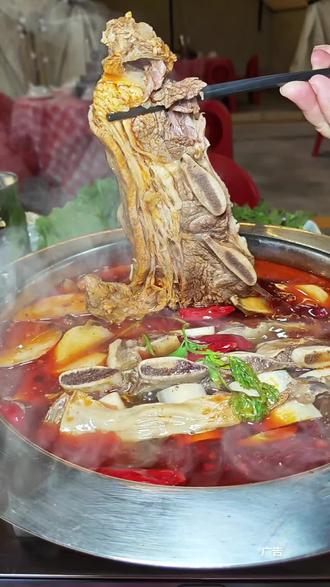 人均40多,剪刀牛排火锅,几十种涮菜不限量自助畅吃 鸭肠,鸡腿肉,火锅丸子,新鲜蔬菜,水果,炸物都畅吃自助不限量#叼嘴牛剪刀牛排火锅#牛排火锅#火锅自助#自助餐#比会吃更惠吃