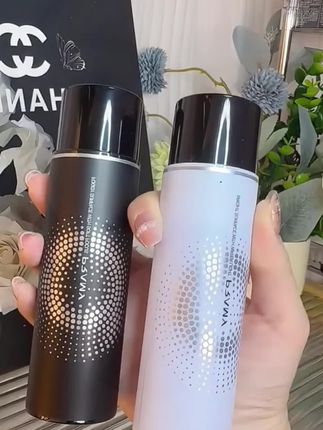 宝子们,夏日定妆宝藏——PRAMY柏瑞美定妆喷雾,谁用谁惊艳 宝子们,夏日定妆宝藏——PRAMY柏瑞美定妆喷雾,谁用谁惊艳😍 它就像给妆容上了“锁”,高分子成膜技术,紧密成膜,死死锁住妆容。夏天高温暴晒、疯狂出汗,妆容依旧稳如泰山,不脱妆、不斑驳,长效定妆超牛。 透明质酸钠加持,定妆时为肌肤猛猛补水,让底妆始终水润,远离拔干卡粉。 小小一支,揣包里不占地儿,出门在外,随时随地拿出来喷一喷,瞬间恢复精致妆容。户外嗨玩、通勤路上、运动之后,脱妆危机全不怕。 美妆圈一致好评的宝藏单品,夏日彩妆必备,宝子们速冲💕 #PRAMY柏瑞美定妆喷雾 #持久控油 #保湿定妆 #夏日彩妆好物