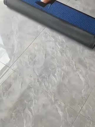 我觉得每个家里都要有一个这样的地垫,它是防滑设计的,踩上去不会乱跑,而且它的吸水性很好,撒到地上的汤汤水水都能被它吸收,平时打扫卫生也很方便,用水冲一下就干净了。#进门地垫 #美观实用 #防滑垫