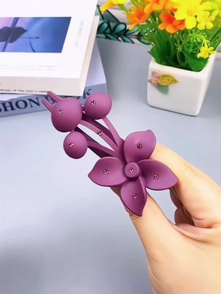 今天尝试了新发型,抓夹让我的头发更有层次感,瞬间提升气质!