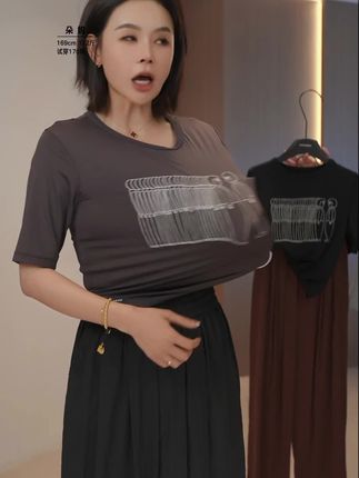 #时尚洋气百搭 #显瘦穿搭 #速干 修身版T恤~显瘦又好看~速干面料柔软舒适#有气质的穿搭