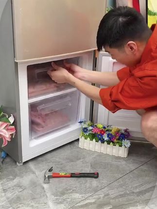 家里冰箱结冰了,或者冰箱里面有积水了,那多半是排水孔堵住了。用这个小毛刷插进去转几圈就能清理干净。清理完之后,记得拿根棍子把水都给它捅出来,这样冰箱就不会结冰了。#冰箱疏通器 #空调管疏通器 #方便又实用 #实用好物