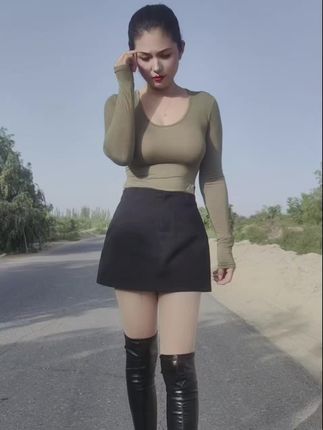 地里除草了,有来帮忙的吗?#河南人在新疆