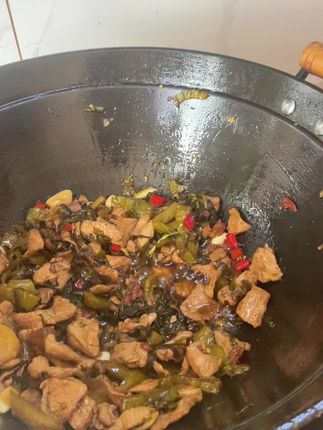 小时候端着饭碗串门的画面浮现在眼前,碗里就是这咸菜炒肉 。9.9发五袋哦,又脆又爽口#家常菜