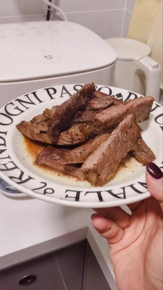 懒人必学菜谱:空气炸锅版牛排🥩 懒人必学菜谱:空气炸锅版牛排,只需要5分钟!
牛扒提前放室温解冻,用黑胡椒盐🧂涂抹均匀,最后抹上橄榄油,空气炸锅提前200度预热5分钟,放牛扒进去,牛扒上面放2小块牛油,单双面各烤2分钟。最后剪成条状,放回锅里再烤30秒,超级香!!
这款空气炸锅版牛扒真是简单又营养😋快来试试吧#懒人快手菜 #空气炸锅美食 #牛扒