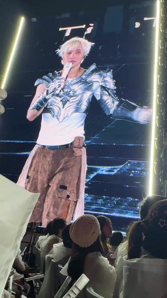 #薛之谦广州演唱会29号 因为下大雨原因导致很多灯光坏了。这次是真的退票了。哭死@薛之谦 @抖音小助手 @抖音