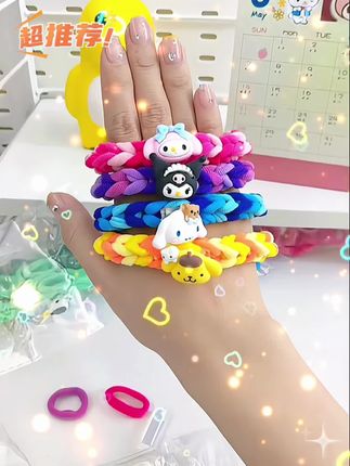 宝,凭咱两的关系,你也会亲手编这个#三丽鸥发绳 给我的,对吧~#手工礼物 #发圈头绳 #手工diy #情侣礼物