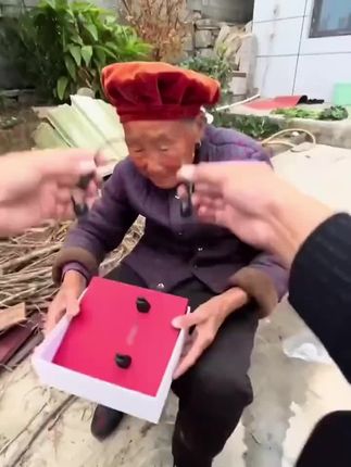 让长辈重新听清世界#左点骨传导助听器 #孝敬长辈