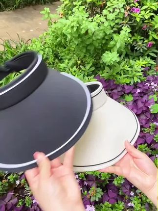 夏天来了,怎么能少了一顶好看的遮阳帽呢?无论是出门逛街还是去海边游玩的时候非常牢固甩都甩不掉,后面是弹力带,加上卡扣调节头围更方便。戴上头也不勒也不闷汗,我们不想戴的时候帽子可以卷起来,然后有一个弹力绳,直接套上去就可以了,携带是很方便的。凉爽透气的冰感面料,夏天再合适不过了。帽檐做的包边走线工整,针脚细腻更耐用#遮阳防晒 #户外防晒#防晒 #遮阳帽