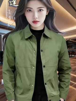 杉杉可脱卸帽夹克,秋季穿它帅得很“会装”! 家人们,杉杉这款秋季夹克也太懂男生心思了吧!帽子能脱卸,一衣两穿简直不要太香——戴帽是活力潮男,脱帽秒变沉稳商务范,高端质感藏都藏不住,FS8366这款闭眼入都不亏! 面料挺括还舒服,秋季穿厚度刚好,不冷不热正合适。商务场合穿得体面,周末逛街穿得自在,搭衬衫是精英范儿,配T恤是随性型男,怎么穿都不出错,百搭到一周穿搭不重样。 细节做工超在线,可脱卸帽子设计超贴心,走线工整耐穿,洗了多少次都跟新的一样。现在不入手,等秋天别人都穿得帅帅的,你还在翻衣柜就晚了!库存眼看着往下掉,杉杉这品质错过拍大腿,赶紧冲!#谁穿谁好看 #显瘦穿搭#简约大气@DOU+上热门 @抖音小助手 @抖加🔥上热门🔥dou+🔥热点宝