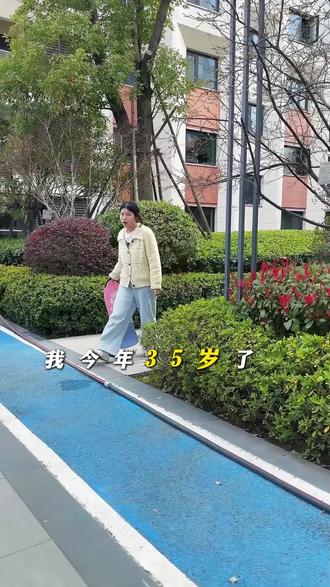 我今年35岁了,第一次玩#陆地冲浪板 不用报班,免蹬地就能持续滑行,陆地体验滑雪冲浪的乐趣。大人小孩都能玩。上手也很简单 #陆冲教学 #滑板