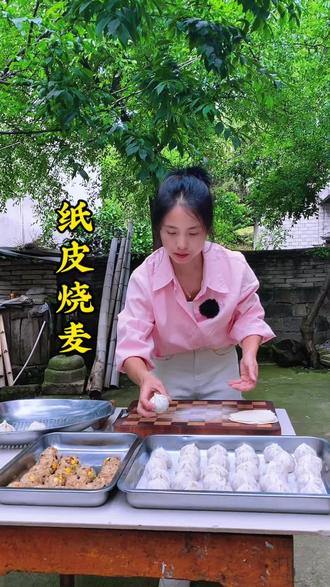一张饺子皮,变身软糯美味烧麦,外皮柔韧不破,内里馅料饱满扎实,吸饱酱汁的糯米鲜香浓郁,每一口都是实打实的美味,简单做法吃出地道烟火味。#真实材料制作美食 #农村美食记录生活 #抖音美食创作者 #纸皮烧麦 #新农人计划2026