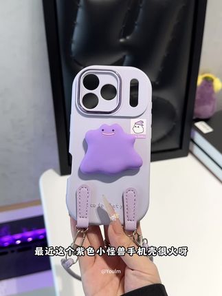 好可爱的紫色小怪兽挂绳壳壳呀!这个是真的好喜欢 自带同色系挂绳~小怪兽气囊支架 真的拒绝不了#手机壳高级 #轻奢小众名媛风手机壳 #防摔手机壳 #这个手机壳真的长在我心巴上了