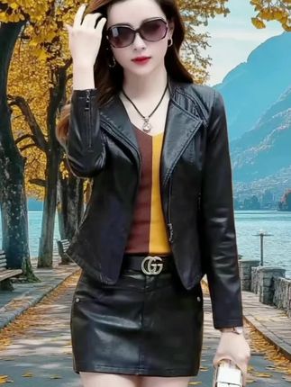 酷飒皮衣套装,解锁你的时尚主场 这款黑色皮衣外套,是都市女性的风格利器!短款皮衣剪裁利落,质感高级的皮革勾勒出飒爽轮廓;同系列皮裙搭配双G腰带,瞬间拉长腿部线条。内搭撞色针织衫增添层次,再拎上金属质感手包,无论是通勤出街还是时尚派对,都能让你成为全场焦点,轻松演绎酷飒又优雅的摩登风范。 #春秋穿搭 #减龄显瘦穿搭 #套装显瘦穿搭 #穿出自信穿出美丽 #谁穿谁好看