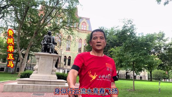 费城第五🐎·宾夕法尼亚大学
宾夕法尼亚大学 (University of Pennsylvania),简称宾大(UPenn, Penn),位于美国宾夕法尼亚州的费城,是一所享誉世界的私立研究型大学,常春藤盟校(Ivy League)成员,美国大学协会创始成员,全球大学校长论坛成员,入选英国政府“高潜力人才签证计划” 院校名单。
宾大创建于1740年,早于美国建国,创建人是美国开国国父之一的本杰明·富兰克林,是美国第四古老的大学,是美国第一所从事科学技术和人文教育的现代高等院校,在这里诞生了人类历史上第一台通用电子计算机ENIAC、乙肝疫苗、风疹疫苗、认知心理疗法等,在科学研究与人文教育上为人类文明的发展作出重要贡献。
宾大拥有4个本科学院和12个研究生院。本科学院为文理学院、沃顿商学院、工程与应用科学学院和护理学院。研究生院中,其法学院的首任教授詹姆斯·威尔逊参与起草了美国宪法的第一版;宾夕法尼亚大学医学院是北美第一所医学院;沃顿商学院是美国第一所商学院。
宾大董事会成员、教职工和校友拥有:8位签署美国独立宣言的美国国父、7位签署美国宪法的开国元勋、3位美国总统、9位外国国家元首、38位诺贝尔奖得主、115位美国国家科学院院士、195位美国国会议员、19位美国内阁部长、46位州长、3位美国最高法院大法官等,以及在所有美国大学中数量最多的亿万富翁,例如唐纳德·特朗普、沃伦·巴菲特、埃隆·马斯克等,美国前总统乔·拜登曾任该校教授。