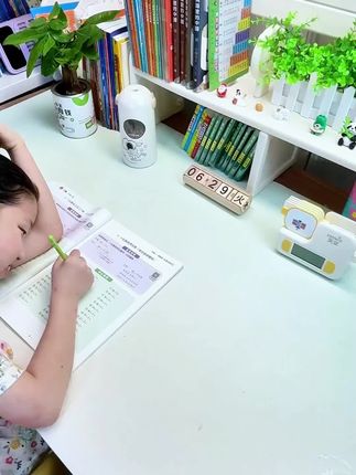 谁懂啊 有了这个坐姿矫正器 再也不喊抬头了 它是不需要安装的 直接放上去就可以用 设计非常贴心 平时孩子用的时候 直接翻上来就是坐姿器 翻下去呢就可以当一个小桌板使用 不挑书桌的 有抽屉的书桌也能使用 不影响推拉 靠垫也软软的 孩子靠上去很舒服 还可以根据身高来调节高度和宽度 孩子写作业画画时再也不用在她后面喊抬头了 真的太满意了!!!#坐姿矫正器 #坐姿矫正器好物推荐 #如何纠正孩子坐姿 #纠正坐姿 #改善孩子不良体态