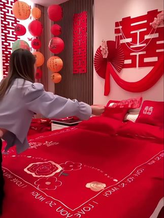 宝子们,备婚一定不能错过这对金童玉女压床娃娃💕超喜庆的红色,满满的传统韵味。金童玉女造型可爱,细节超棒,刺绣精致,五官灵动。往婚床上一放,氛围感直接拉满,寓意早生贵子、百年好合,婚后当摆件也超可#红色喜庆 #婚房布置 #结婚习俗 #压床娃娃 #结婚