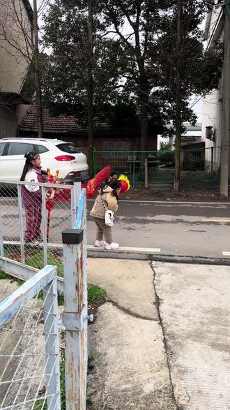 小奶龙们出来打劫啦 #习俗风俗 #农村习俗 #地方风俗 #舞狮打鼓 #民风民俗