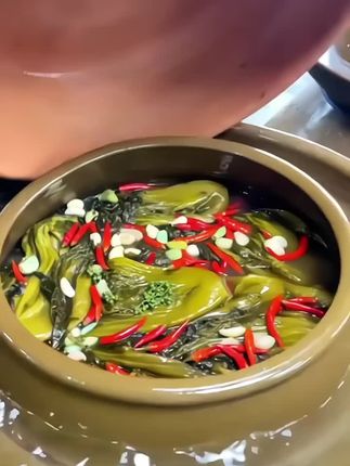 天热吃饭没胃口,那你一定要试试这道鱼酸菜,它是四川特色美食,酸爽脆嫩,特别下饭。它的做法很简单,把油烧热,放入蒜末、小米辣爆香,再倒入鱼酸菜翻炒出香味,然后加入适量清水煮开,再放点盐调味就可以了,汤汁浓郁,酸辣过瘾,喜欢的朋友赶紧试试吧!#下饭菜 #太好吃了 #美食推荐 #美味下饭菜 #舌尖上的味道