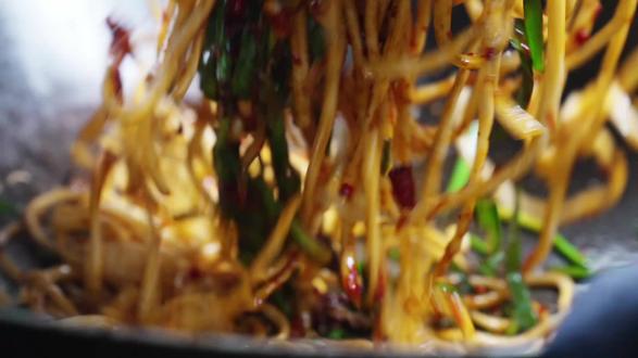 炒面段位之王 干煸炒面#新疆美食 #纪录片 #生姜计划