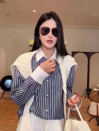 姐妹们,这件衬衫真的太好看了!它是黑白撞色的设计,经典又时髦,而且还是宽宽松松的版型,上身特别舒服自在。不管是搭配牛仔裤、休闲裤还是半裙都非常合适,属于怎么穿都不会出错的那种款式。喜欢这种简约又大气风格的女生一定不要错过,赶紧入手吧!#高级穿搭 #高级感穿搭 #又酷又飒