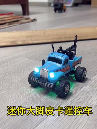 😎宝子们,挖到宝藏玩具啦!大脚皮卡合金遥控车超酷的👏 ,合金材质超有质感,四弹簧避震超稳,过障碍稳稳当当。还有超炫灯光,晚上玩超带感✨。2.4G遥控精准,还能三档调速,桌面户外都能嗨玩,当礼物简直绝绝子💕。 ,#大脚皮卡遥控车 #合金玩具 #男孩玩具 #玩具车 #遥控玩具