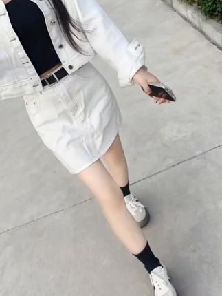 做一个霸气的女人,你不理我时,我绝不打扰,你冷落我时,我也会慢慢冷落你,你珍惜我时,我也会加倍对你好,你不在意我时,我会让一切归零……#秋冬穿搭#牛仔套装#上热门@巨量千川