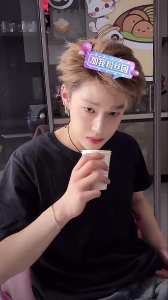 汶栩喝感冒灵全过程!!到处都是节目#韩汶栩 #直播录屏分享