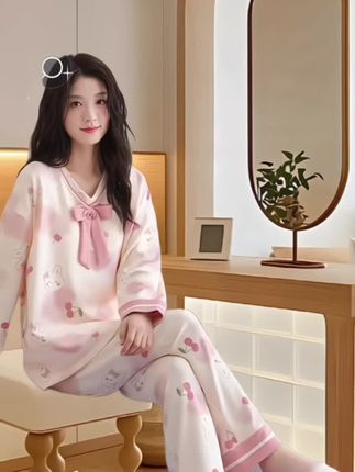 姐妹们,我真的太喜欢这套芬腾可安带胸垫纯棉睡衣了,它简直就是我的梦中情衣!它的面料超级柔软亲肤,还是自带胸垫的设计,宅家穿完全零束缚,不管是睡觉还是做家务都超舒服。#爱了爱了 #甜美穿搭 #宅家睡衣秀 #睡衣穿搭