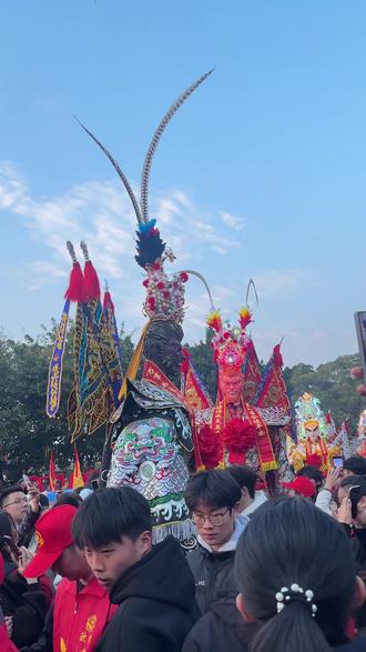 福州长乐区欧阳村,第一次看游神,太震撼了,所以原声记录一下,传承了这么久的文化,都是因为他们一代又一代人的信仰,长乐区每个村给人一种特别团结,特别热情的感觉,福州的游神活动,核心是“驱瘟保境”,信仰的是守护村落本土安宁的“境主神”。游神是当地人的神圣仪式,作为我们游客,要怀着一颗敬畏之心去感受,是最好的参与方式。每个村举办的都是村民一起献资的,不是政府出钱,好多个村的姓都一样,单姓村落多,都特别团结!感觉在他们那边我感受到了繁衍的意义,团结的力量,信仰的力量!总之超级棒!长乐区每个村都很哇塞!!!满满正能量!!!#福州长乐 #福州长乐游神 #长乐游神 #长乐游神民俗 #福州游神