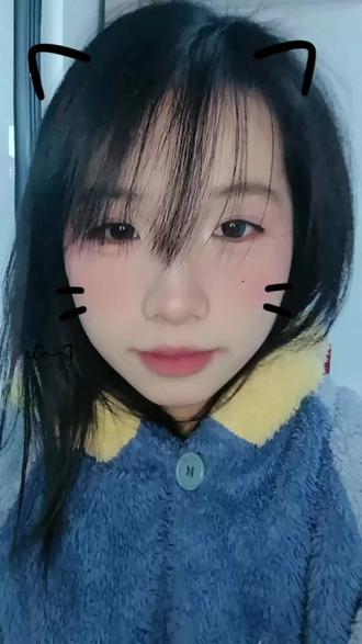 对不起宝宝们,我尽力了,原本他是个4分钟的长视频,然后我怕你们可能没有耐心看,因为里面我没有一次性成功,就是很多失败的小片段,所以我就迅速的拍了一个视频,讲一下这个发型大概是怎么弄的,大家可以自己试一试,就是侧丸子头,可以用皮筋先扎,再用香蕉夹,也可以直接用香蕉夹。对不起宝宝们,我真的尽力了#教程