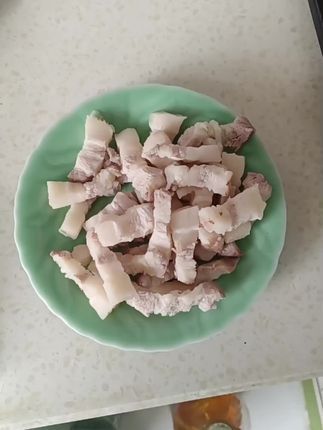 我家孩子特别喜欢吃红烧肉,红烧排骨,我放的冰糖上色,不需要放蚝油和酱油
