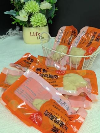 铲屎官们,还在为给毛孩子选零食发愁吗?看看这款蒸煮鸡胸肉!精选优质鸡胸肉,用蒸煮工艺保留原汁原味,营养不流失。肉质软嫩,富含蛋白质,低脂易消化,猫咪狗狗都爱吃。0添加防腐剂、诱食剂,铲屎官超放心。独立小包装,方便储存,出门携带也轻松。#铲屎官 #萌宠推荐官 #宠物 #蒸煮鸡胸肉 #新手养宠