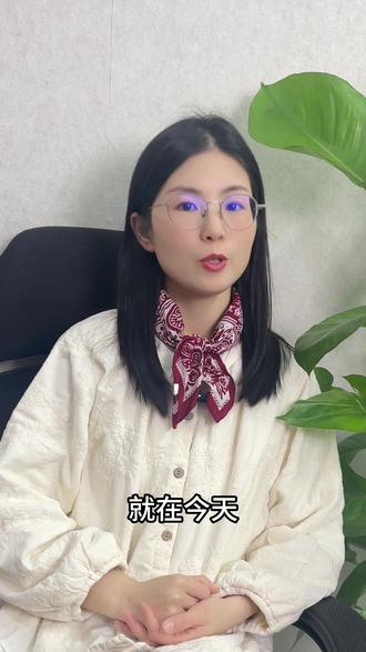 溢价超30%!石油LOF集体提示风险 就在今天,多只石油LOF基金集体发布公告,提示高溢价风险,甚至直接停牌。数据显示,石油基金LOF的溢价率已超过30%,这意味着场内交易价格比基金实际净值贵了三成。
如此离谱的溢价,源于一个“死循环”:首先,作为QDII基金,外汇额度告急,基金公司被迫限购甚至暂停申购,堵死了场外按净值“批发”份额的路。其次,场外买不到,资金全涌入场内抢购,供需失衡将价格炒高。最后,由于场外申购被限,原本能抹平溢价的“套利机制”完全失灵,溢价像断了线的风筝。
但必须清醒:当前高溢价更多是“结构性失衡”和“情绪驱动”,而非底层资产价值暴涨。若此时追高,将面临双重暴击:一是溢价快速收敛的风险,情绪退潮或申购放开都可能导致价格踩踏式下跌;二是原油资产本身剧烈波动的风险,可能形成“双杀”。
基金公司的公告已是严厉警告。请记住三个“不要”:不盲目追高、不混淆套利与投资、不忽视自身风险承受能力。这次集体提示与停牌,是一次非常必要的风险教育,要听劝。#石油lof套利 #石油基金LOF #石油LOF提示溢价风险 #石油基金 #三桶油