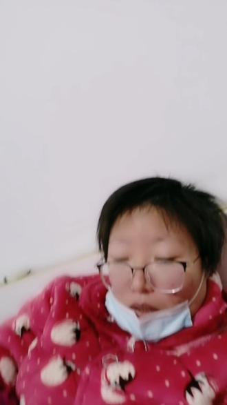 前夫让我怀孕期间不仅烟酒不忌还吃槟榔,造成女儿出生就有癫痫,每次我去咨询医生医生听说了都会说怪不得,在我准备生孩子的时候我就咨询过好多医生我能不能怀孕生子,医生都表示我的情况是可以生的对孩子没有影响,但是前婆婆缺每次在我女儿面前教我女儿说是我把宝宝害成这样的,我只想说,成这样的是你的好儿子,他不仅害了女儿还害了我,我和前夫准备离婚的时候还有衣服乡下我回去拿,但是我的东西一样也没有了,后来才听隔壁的阿姨说,是前婆婆教我女儿把我的衣服减诚一条条的扔掉,
如此的恶毒,还好嫂子没有让前婆婆带孩子不然都不知道被教成多恶毒呢!所以古人说取妻取德不取色是很有道理的#婚姻 #娶妻 #前夫 #前婆婆 #恶毒 @小爱探店 @小爱同学123 @抖音小助手