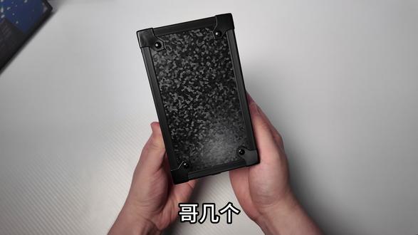 重量轻跟手稳握着顺,前行者Z7还给你碳纤维外壳+冰感涂层! #前行者Z7 #无线鼠标 #前行者外设#无畏契约 #csgo