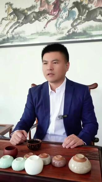 演员何睛去世 太突然了,全网唯一演过四大名著的演员何睛去世,我们总以为岁月漫长,许多事可以“以后再说”,许多人可以“下次再见”。
可何晴的离开,像一声轻轻的提醒:这世上没有永恒的烟火,只有此刻的风,此刻的暖,此刻还能紧紧握住的手。
珍惜眼前人,珍惜眼前事。
在还能拥抱的时候用力拥抱,在还能微笑的时候尽情微笑。
因为世间好物不坚牢,彩云易散琉璃脆。#何晴 #何晴去世