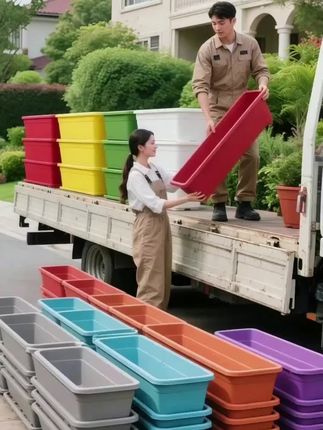 阳台小院种植专用盆栽 宝子们,还在为阳台闲置角落发愁?想种点花菜又找不到合适容器?这款长条花盆直接闭眼冲就对了! 它的设计真的戳中人心,细长造型能精准贴合阳台边角,把原本浪费的空间利用得明明白白。种上一排生菜、小白菜,或是摆上多肉、矮牵牛,瞬间就能打造出专属小花园,氛围感直接拉满。 质量更是经得起考验,材质扎实耐用,日常风吹日晒雨淋都不怕,用个三五年照样完好。最贴心的是盆底排水孔,分布得特别合理,浇水后多余水分快速排走,完全不用担心根系积水烂根,养花种菜都超省心。 不管是家常蔬菜还是观赏性花卉,它都能轻松hold住。让你足不出户就能享受种植的快乐,看着满盆绿意,每天的心情都跟着变好~ #长条花盆#阳台种植#种菜种花#爱生活爱养花#花盆