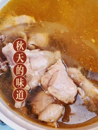 往年的秋季,每次回老家,老母亲总会用一碗砂锅煨出的鸡汤,来为远道而回的我洗尘#舌尖上的味道 #被美食治愈的瞬间 #强烈推荐