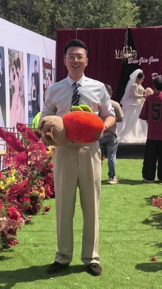 柿子花生 婚礼当中不抛手捧花,要抛事事如意和好事发生。
#凌源婚庆 #凌源婚礼主持人成语 #朝阳婚礼主持人成语 #喀左婚礼主持人成语