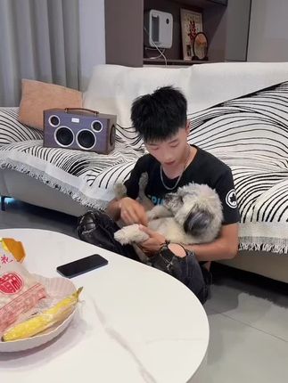 想你一次淋一场雨,最后淋的一病不起,你来时我满心欢喜,你走后我相思难医…#赵薇薇想你一次淋一场雨